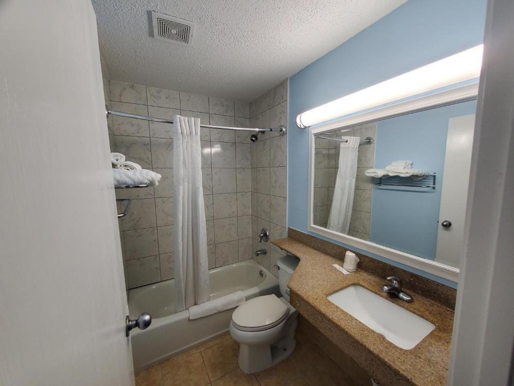 Queen Room - Non-Smoking interior